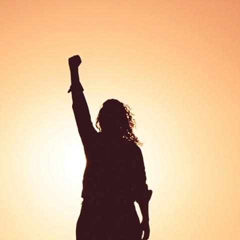 Η σκιά γυναίκας με υψωμένη τη γροθιά της