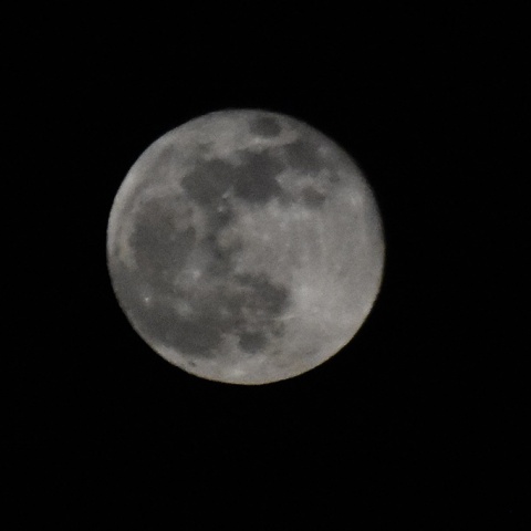 Η πανσέληνος Απριλίου ή αλλιώς το «ροζ φεγγάρι» πάνω από τον ουρανό του Ναυπλίου