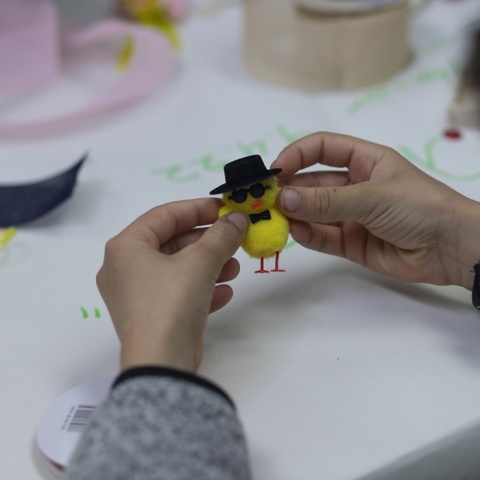 Παιδάκι έχει δημιουργήσει κοτοπουλάκι σε πασχαλινή εκδήλωση