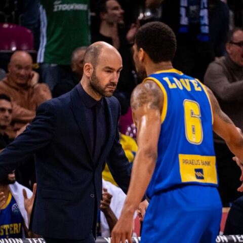 Ο Βασίλης Σπανούλης συγχαίρει τον παίκτη του για τη νίκη επί της Βόννης