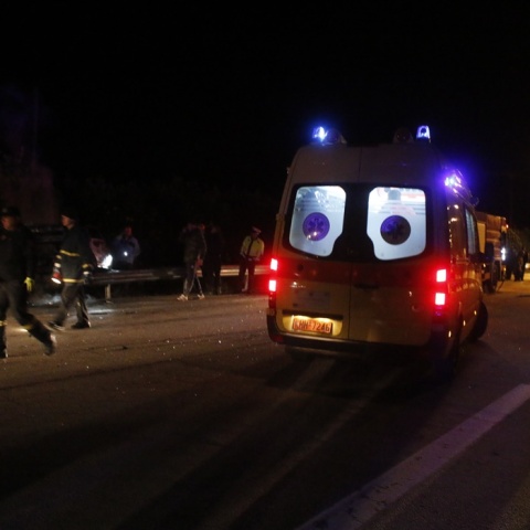 Ασθενοφόρο του ΕΚΑΒ και όχημα της Πυροσβεστικής σε σημείο όπου έγινε τροχαίο δυστύχημα βραδινή ώρα