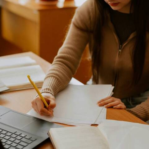 Κατερίνα Ανδριανάκη και Βανέσσα Βαΐτση μιλούν για την κυκλοφορία των θεατρικών τους έργων «Αυτό το “τίποτα” που κατοικώ» και «Ειρήνη» (εκδ. Βακχικόν)