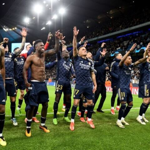 Οι παίκτες της Ρεάλ Μαδρίτης πανηγυρίζουν την πρόκριση στα ημιτελικά του Τσάμπιονς Λιγκ