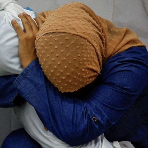 World Press Photo: Η φωτογραφία της Παλαιστίνιας που κρατά στην αγκαλιά της το σαβανωμένο σώμα της ανιψιάς της τιμήθηκε με το πρώτο βραβείο. 