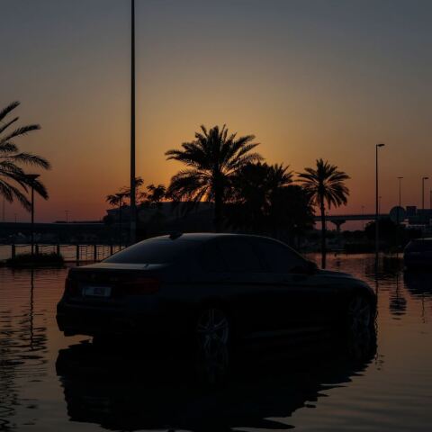 Αυτοκίνητο σε πλημμυρισμένο δρόμο στο Ντουμπάι