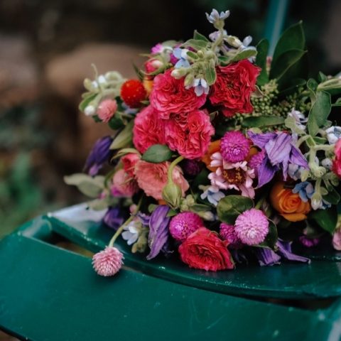 Ένα μπουκέτο με λουλούδια πάνω σε μία καρέκλα