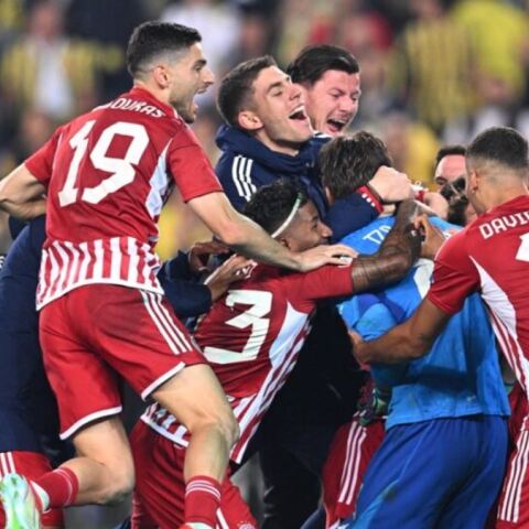 Οι παίκτες του Ολυμπιακού πανηγυρίζουν την πρόκριση επί της Φενέρμπαχτσε