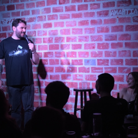 Πάρις Ρούπος: «Ναι» στο χιούμορ, «ΟΧΙ ΜΑΝΑΔΕΣ»