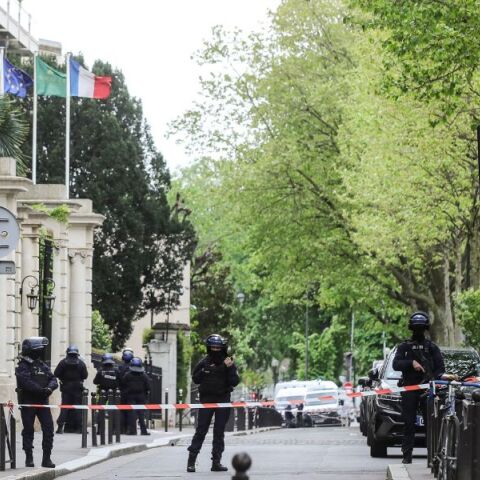 Γαλλία: Άνδρας συνελήφθη στο Παρίσι έπειτα από περιστατικό στο ιρανικό προξενείο - Απειλούσε να ανατιναχθεί - Είπε ότι ήθελε να πάρει εκδίκηση.