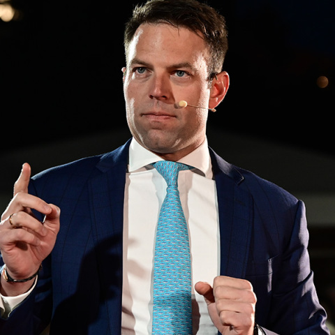 Ο Στέφανος Κασσελάκης, το πόθεν έσχες του, τα επικοινωνιακά του τρικ και η επανάκαμψη του λαϊκισμού