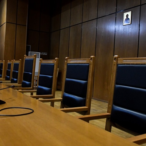 Αίθουσα δικαστηρίου - Άποψη της έδρας