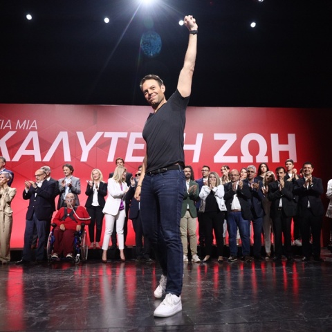 Ο πρόεδρος του ΣΥΡΙΖΑ, Στέφανος Κασσελάκης, υψώνει το χέρι του δίνοντας μήνυμα νίκης μετά την παρουσίαση των υποψηφίων για τις Ευρωεκλογές 2024