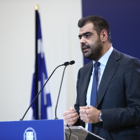 Ο κυβερνητικός εκπρόσωπος, Παύλος Μαρινάκης, κατά τη διάρκεια της ενημέρωσης των πολιτικών συντακτών