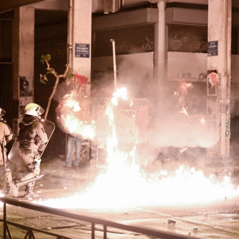 Μολότοφ κατά αστυνομικών στα Εξάρχεια