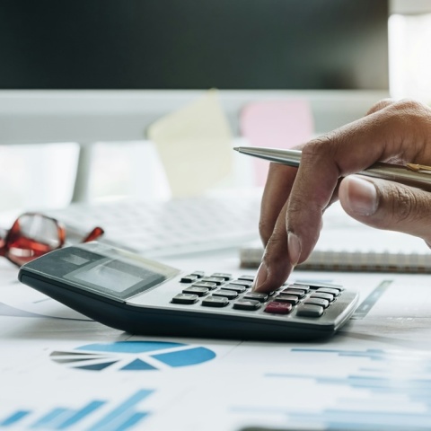 Χέρι ατόμου που πληκτρολογεί σε κομπιουτεράκι