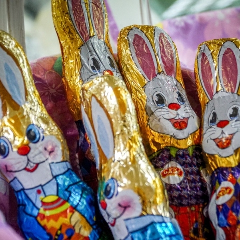 Κατάστημα με πασχαλινά είδη και σοκολατένια αβγά