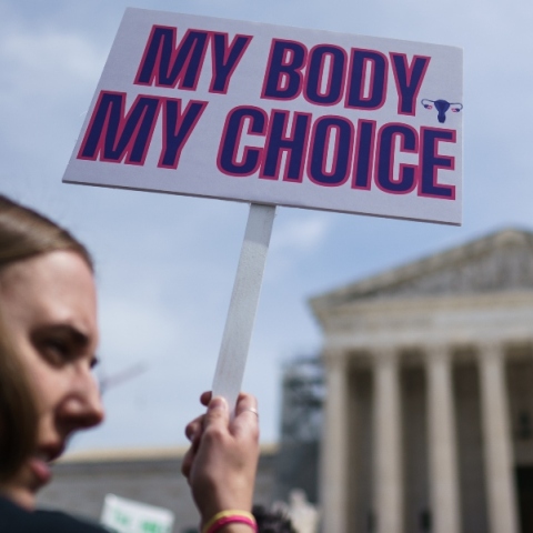 Γυναίκα διαμαρτύρεται για το δικαίωμα στην άμβλωση στις ΗΠΑ