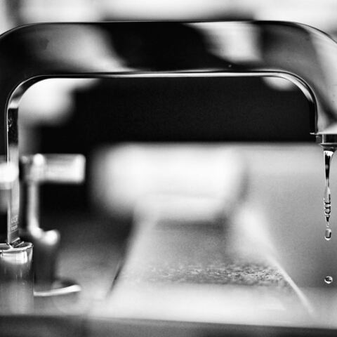 Λιγοστό νερό στάζει από βρύση