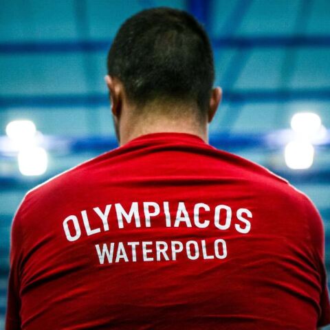 Πολίστας του Ολυμπιακού με το μπουρνούζι του