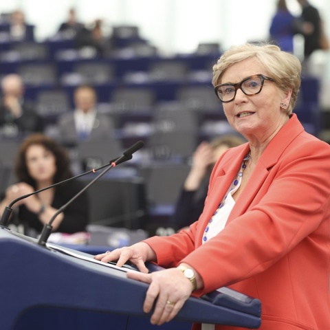Η Ιρλανδή ευρωβουλεύτρια, Frances Fitzgerald, εισηγήτρια της οδηγίας για τη βία κατά των γυναικών κατά την τοποθέτησή της στην Ολομέλεια του Ευρωπαϊκού Κοινοβουλίου στο Στρασβούργο