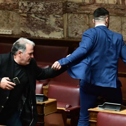 Ο βουλευτής Κωνσταντίνος Φλώρος επιτέθηκε με γροθιές σε βουλευτή του Βελόπουλου μέσα στη Βουλή