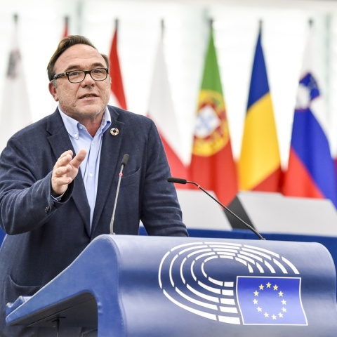 Ο ευρωβουλευτής και πρόεδρος του κόμματος «ΚΟΣΜΟΣ», Πέτρος Κόκκαλης κατά τη διάρκεια τοποθέτησής του στο Ευρωπαϊκό Κοινοβούλιο