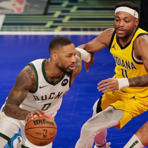 Ο Ντέιμιαν Λίλαρντ σε αγώνα με τους Πέισερς