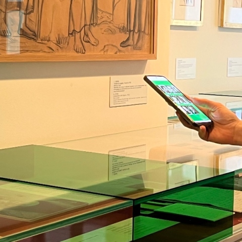 Σκανάροντας το πορτρέτο κάποιων από τους «ενοίκους» της μόνιμης έκθεσης, οι επισκέπτες θα έχουν την ευκαιρία να απολαύσουν επιπλέον περιεχόμενο