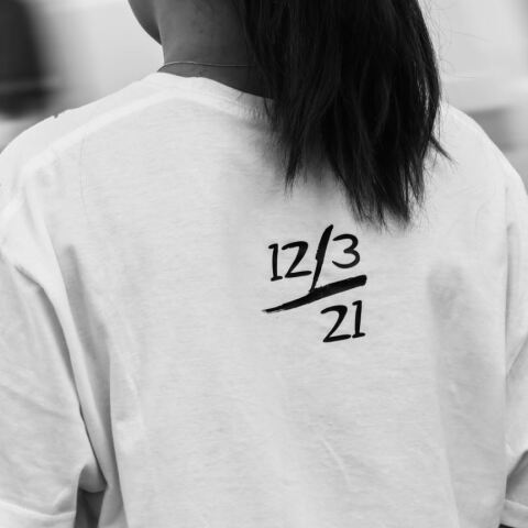 Κοπέλα φορά μπλούζα με την ημερομηνία θανάτου του 22χρονου Ιάσονα