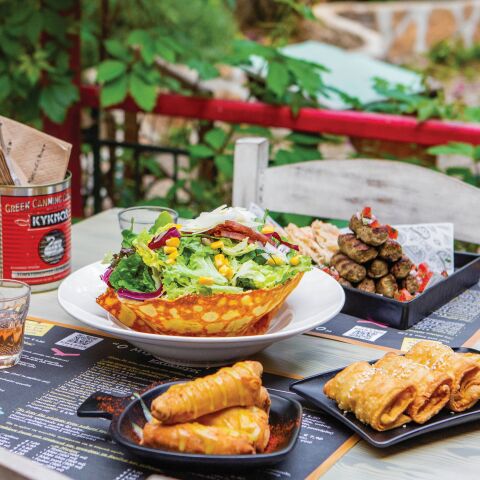 13 στέκια που αξίζει να ανακαλύψεις στις γειτονιές του Πειραιά