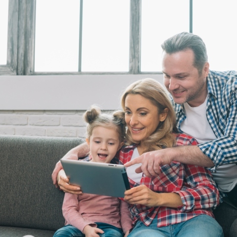 χαρούμενη οικογένεια σε σπίτι 