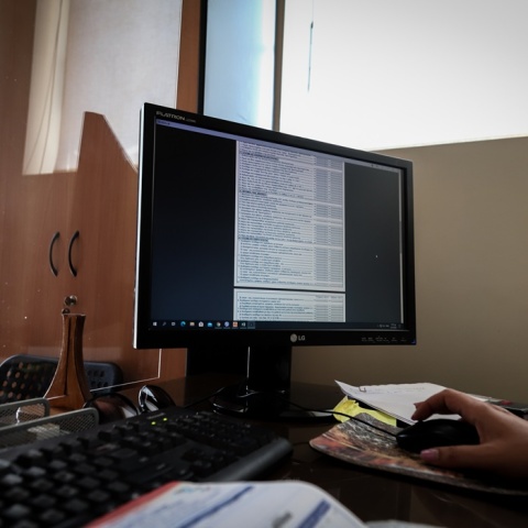 Η υποβολή φορολογικών δηλώσεων στην οθόνη υπολογιστή λογιστηρίου