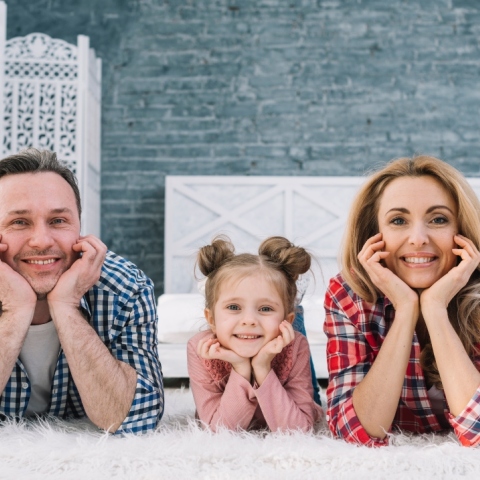 χαρούμενη οικογένεια σε σπίτι