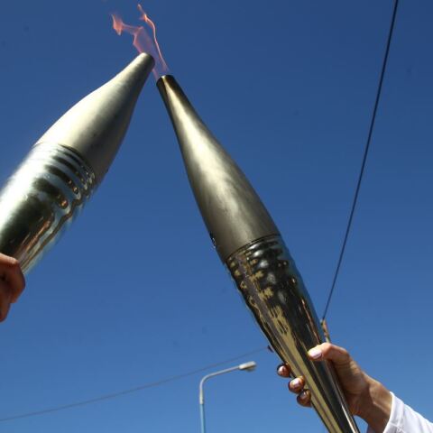 Λαμπαδηδρόμοι τροφοδοτούν την Ολυμπιακή Φλόγα ο ένας στον άλλον