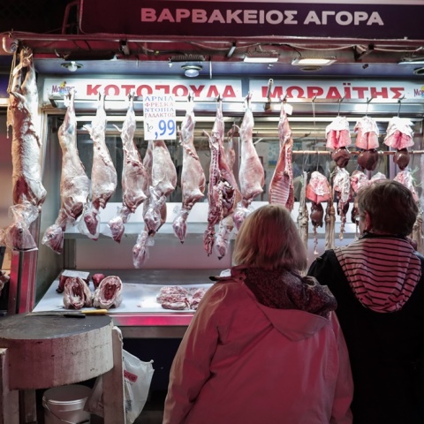 Κρεμασμένα στα τσιγγέλια αμνοερίφια