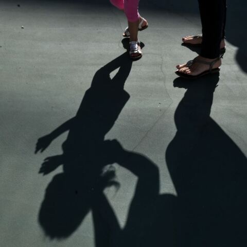 Σκιές από πόδια σε προαύλιο σχολείου