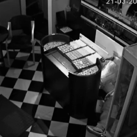 Στιγμιότυπο από τη δράση των μελών της συμμορίας «Ροζ Πάνθηρες» που συνελήφθησαν για ριφιφί σε κοσμηματοπωλεία στην Αθήνα