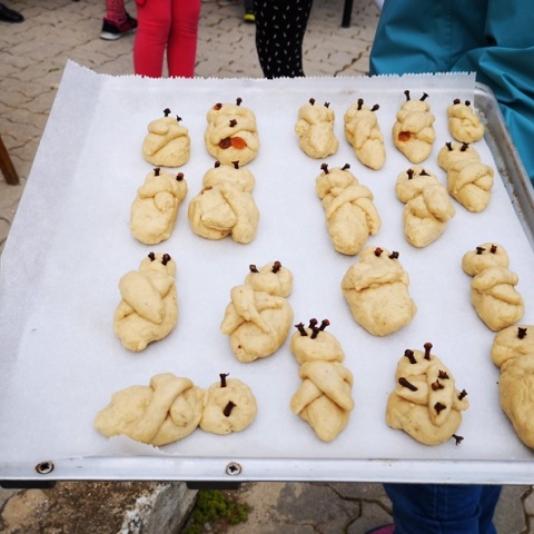 Λαζαράκια που έπλασαν τα παιδιά στο Ναύπλιο για το έθιμο το Σάββατο του Λαζάρου