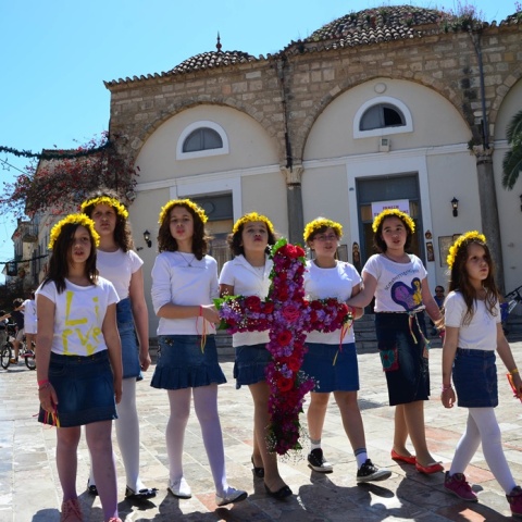 Λαζαρίνες με στεφάνι από λουλούδια στα μαλλιά λένε τα κάλαντα του Λαζάρου σε δρόμο του Ναυπλίου