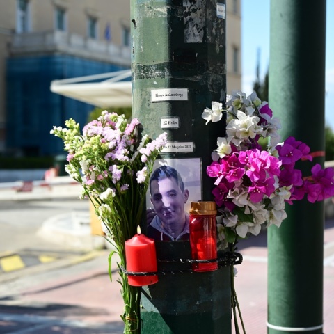 Λίγα λουλούδια και η φωτογραφία του Ιάσονα Λαλαούνη που σκοτώθηκε σε τροχαίο δυστύχημα έξω από τη Βουλή τον Μάρτιο του 2021