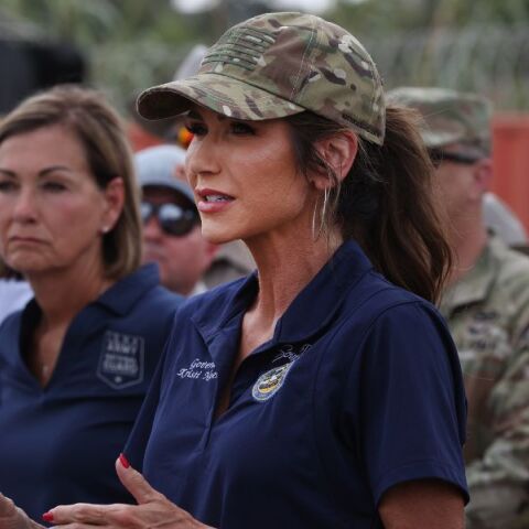 ΗΠΑ: Η Κρίστι Νόουμ, κυβερνήτρια της Νότιας Ντακότας και πιθανή αντιπρόεδρος του Τραμπ περιγράφει σε βιβλίο πώς πυροβόλησε και σκότωσε τον σκύλο της.