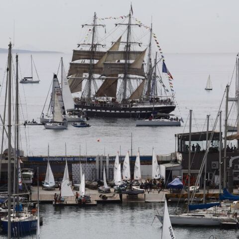 Με το εμβληματικό ιστιοφόρο «Belem» αναχώρησε η Ολυμπιακή Φλόγα από τον Πειραιά για το λιμάνι της Μασσαλίας και τους Ολυμπιακούς Αγώνες 2024.