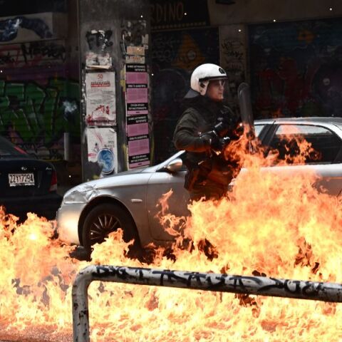 Επεισόδια στα Εξάρχεια τα ξημερώματα της Κυριακής -Τραυματισμός αστυνομικού μετά από επίθεση αγνώστων - Έβαλαν φωτιά σε όχημα. 