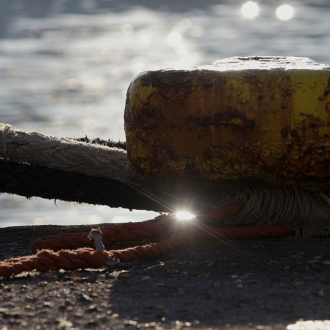 Δεμένο σε κάβο καράβι στο λιμάνι του Πειραιά