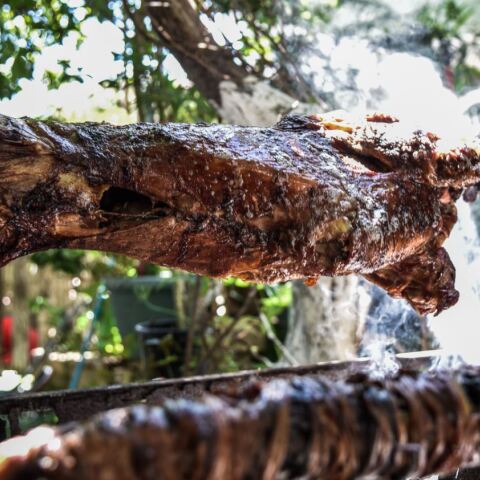 Αρνί στη σούβλα και κοκορέτσι