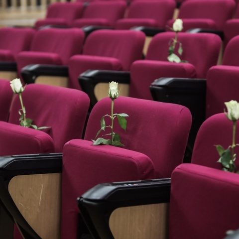 Λευκά τριαντάφυλλα στα καθίσματα της αίθουσας του δικαστηρίου όπου εκδικάζεται η τραγωδία στο Μάτι