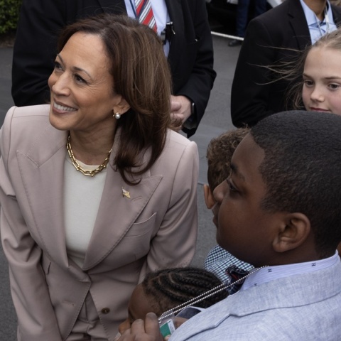 Η αντιπρόεδρος των ΗΠΑ, Κάμαλα Χάρις, σε περιοδεία της συνομιλεί με παιδιά