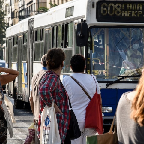 Πολίτες αναμένουν την άφιξη του λεωφορείου στη στάση