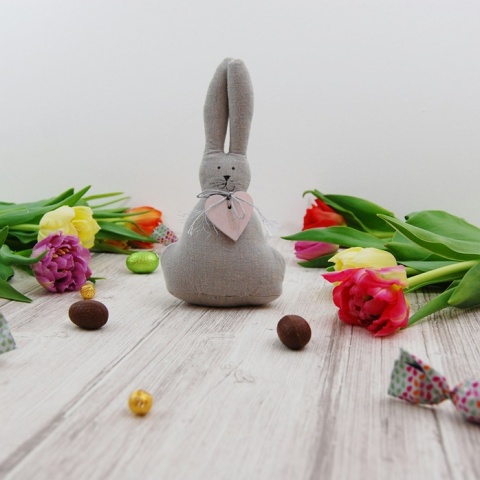 Λαγουδάκι, πασχαλινά σοκολατένια αυγά και τουλίπες σε τραπέζι