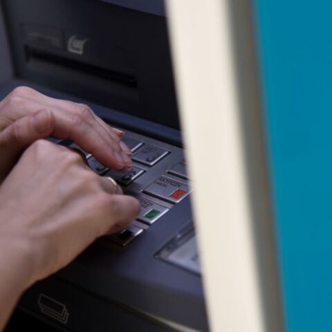 Γυναίκα πληκτρολογεί σε ΑΤΜ